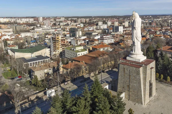 Monument de la Vierge Marie et panorama à Haskovo, Bulgarie — Photo