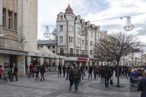 Calle peatonal central en la ciudad de Plovdiv, Bulgaria — Foto de Stock