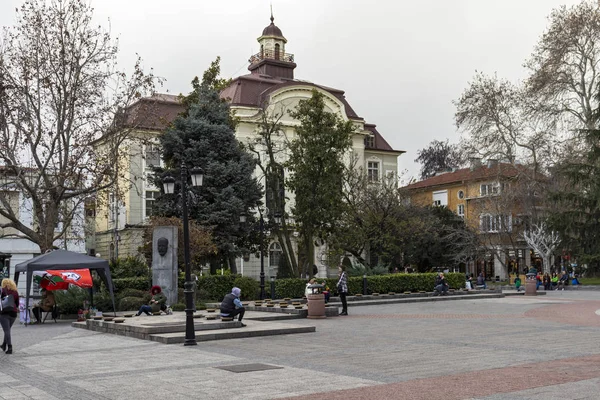 Rua pedonal central na cidade de Plovdiv, Bulgária — Fotografia de Stock