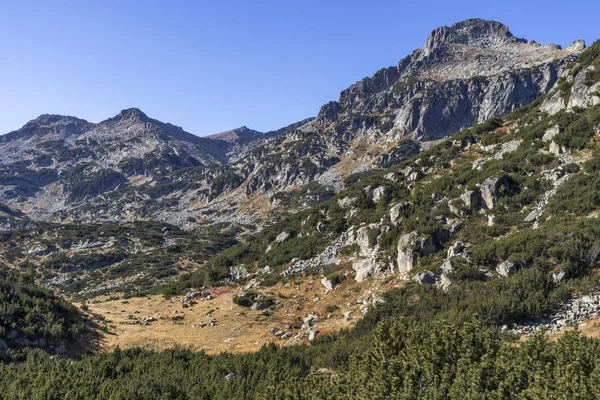 Pico Dzhangal cerca del lago Popovo, montaña Pirin, Bulgaria — Foto de Stock