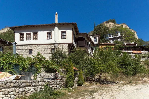 Bulgaristan 'ın Melnik kentinde sokak ve eski evler — Stok fotoğraf