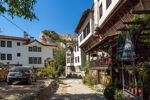 Utca és régi házak a város Melnik, Bulgária — Stock Fotó