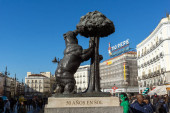 Medvěd a jahodový strom v Puerta del Sol v Madridu
