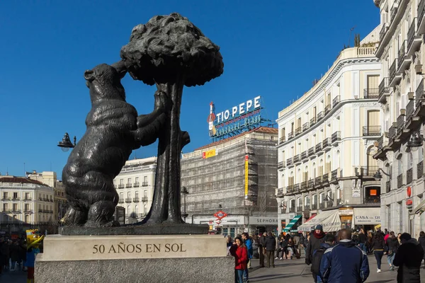 Urso e a Árvore de Morango na Puerta del Sol em Madrid — Fotografia de Stock