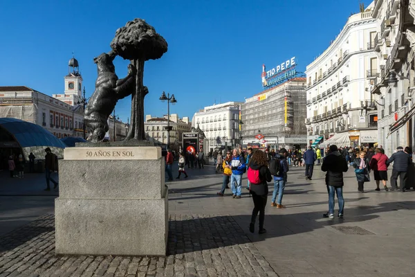 Bjørn og jordbærtræ på Puerta del Sol i Madrid - Stock-foto