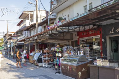 Yunanistan 'ın Chalkidiki kentindeki Stavros kentinin ana yaya caddesi