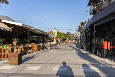 Yunanistan 'ın Chalkidiki kentindeki Stavros kentinin ana yaya caddesi
