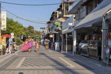 Yunanistan 'ın Chalkidiki kentindeki Stavros kentinin ana yaya caddesi