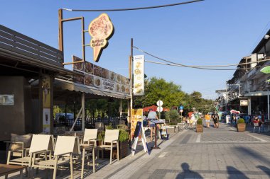 Yunanistan 'ın Chalkidiki kentindeki Stavros kentinin ana yaya caddesi