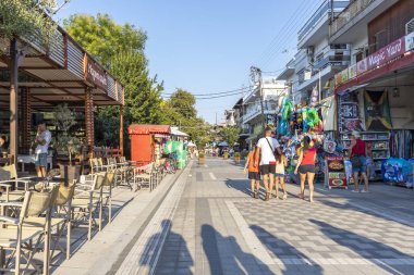 Yunanistan 'ın Chalkidiki kentindeki Stavros kentinin ana yaya caddesi