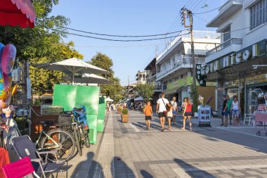 Yunanistan 'ın Chalkidiki kentindeki Stavros kentinin ana yaya caddesi