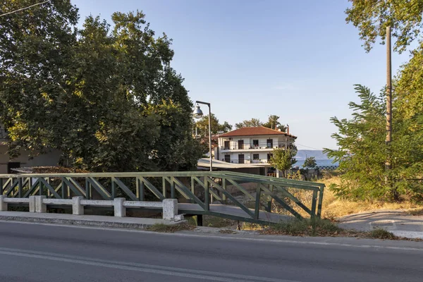 Principal rua pedonal da cidade de Stavros, Chalkidiki, Grécia — Fotografia de Stock