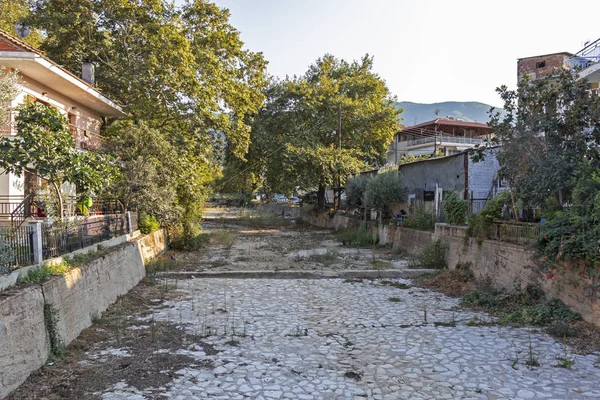 Главная пешеходная улица города Ставрос, Халкидики, Греция — стоковое фото