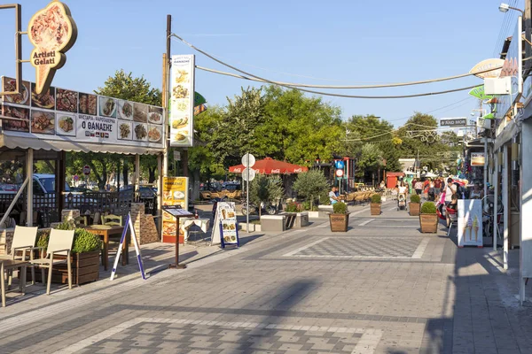 Calle peatonal principal de la ciudad de Stavros, Chalkidiki, Grecia — Foto de Stock