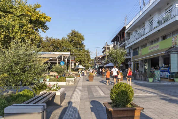 Principale strada pedonale della città di Stavros, Calcidica, Grecia — Foto Stock
