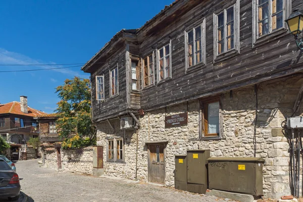 Rue typique et bâtiment dans la vieille ville de Nessebar, Bulgarie — Photo