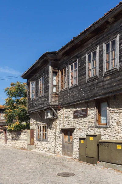 Typická ulice a budova ve starém městě Nessebar, Bulharsko — Stock fotografie