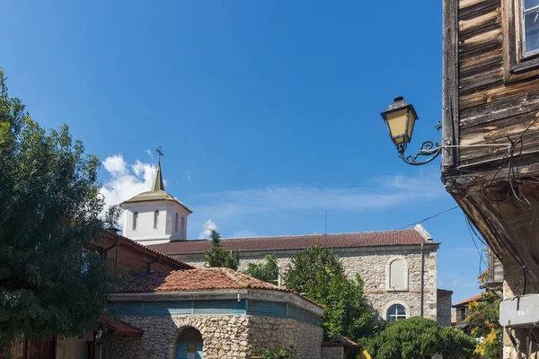 Rue typique et bâtiment dans la vieille ville de Nessebar, Bulgarie — Photo