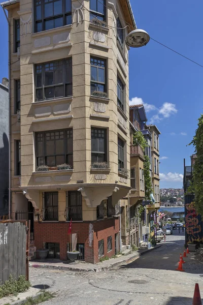Strada e edificio nel quartiere Balat nella città di Istanbul, Turke — Foto Stock