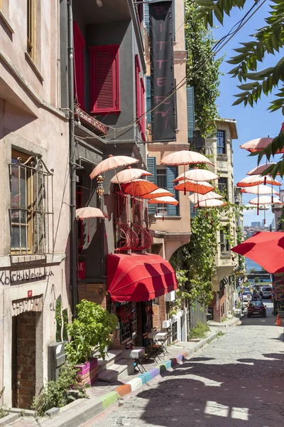 Calle y edificio en el distrito de Balat en la ciudad de Estambul, Turke — Foto de Stock