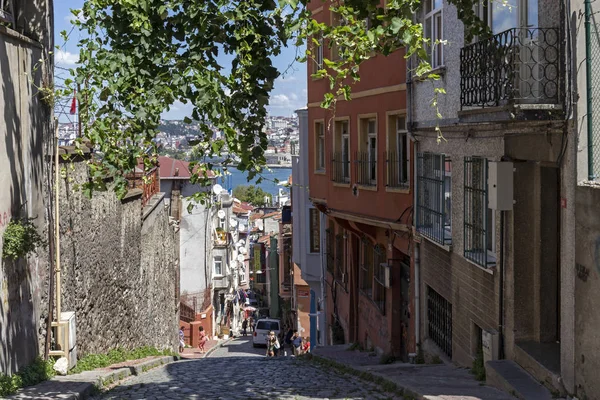 Calle y edificio en el distrito de Balat en la ciudad de Estambul, Turke — Foto de Stock