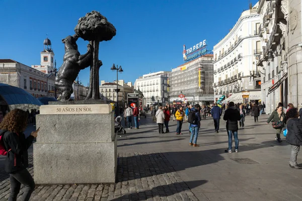 Urso e a Árvore de Morango na Puerta del Sol em Madrid, Espanha — Fotografia de Stock