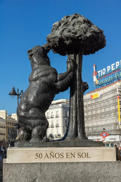 Bjørn og jordbærtræ på Puerta del Sol i Madrid, Spanien - Stock-foto