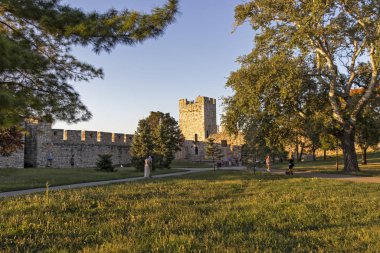 Belgrad Kalesi ve Sırbistan 'ın panoramik günbatımı manzarası