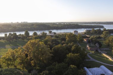 Belgrad Kalesi ve Sırbistan 'ın panoramik günbatımı manzarası
