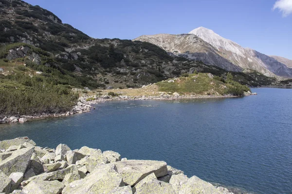 Lago Banderitsa y Pico Vihren, Montaña Pirin, Bulgaria — Foto de Stock