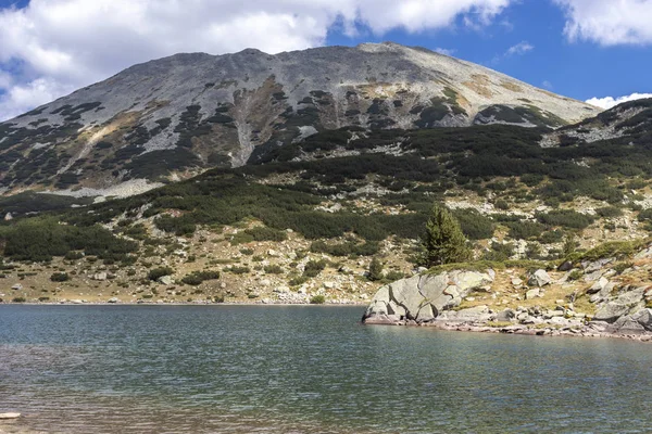 Fish Banderitsa Lake dan Todorka peak, Pirin Mountain, Bulgaria — Stok Foto