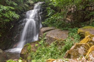 Kuzey Makedonya 'daki Belasica Dağı' nda Gabrovo şelalesi