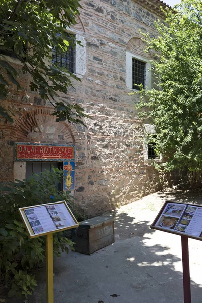 Strada e edificio nel quartiere Balat nella città di Istanbul, Turke — Foto Stock