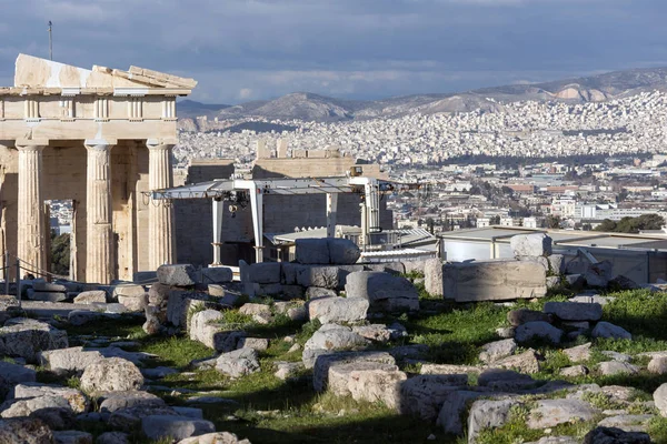 Porta de entrada monumental Propylaea na Acrópole de Atenas, Grécia — Fotografia de Stock