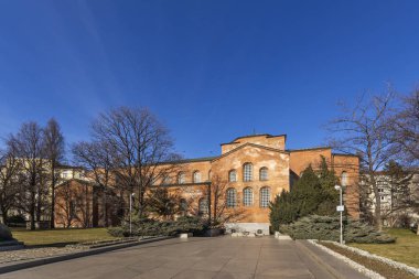 Sofya 'daki Aziz Sofia Kilisesi ve Meçhul Asker Anıtı