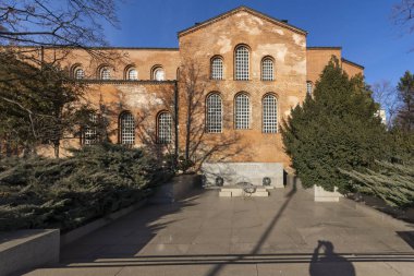 Sofya 'daki Aziz Sofia Kilisesi ve Meçhul Asker Anıtı