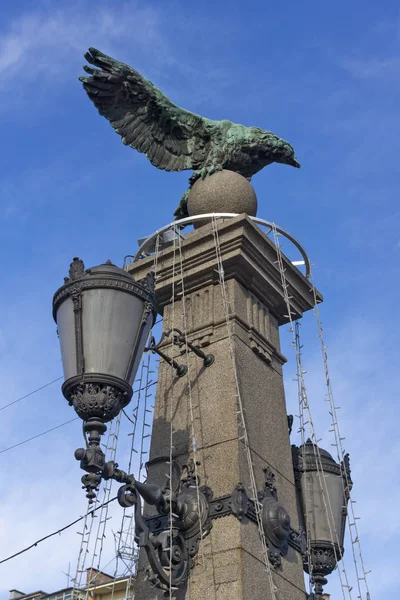 Ponte dell'aquila sul fiume Perlovska nella città di Sofia — Foto Stock