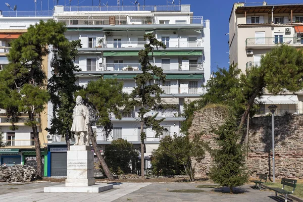 Yunanistan 'ın Selanik kentinde sokak ve antik kalıntılar