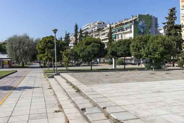 Calle y ruinas antiguas en la ciudad de Tesalónica, Grecia — Foto de Stock