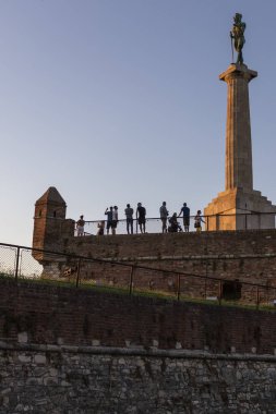 Sırbistan 'ın Belgrad kentindeki Victor anıtının gün batımı görünümü