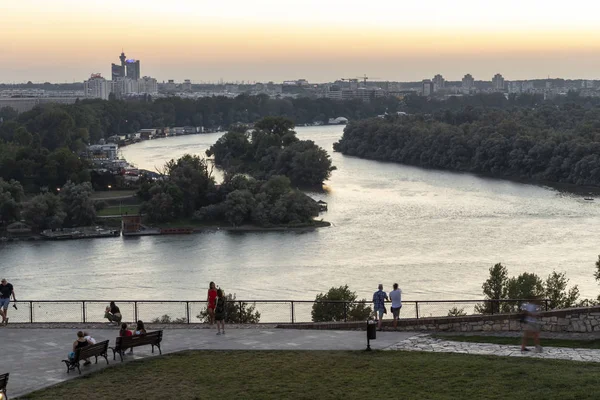Solnedgång syn på staden Belgrad, Serbien — Stockfoto