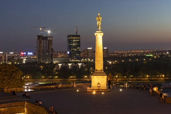 Sırbistan 'ın Belgrad kentindeki Victor anıtının gün batımı görünümü — Stok fotoğraf