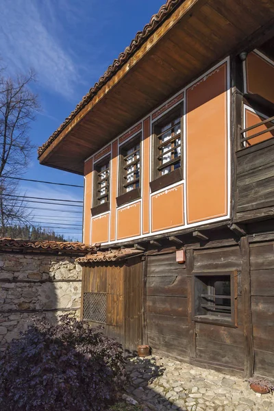 Улица и старинные дома в историческом городе Копрившица, Болгария — стоковое фото