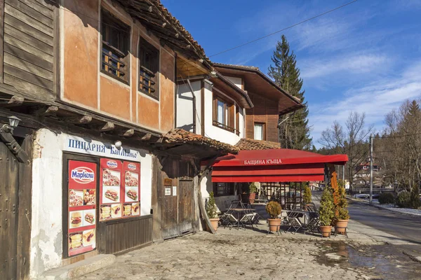 Gata och gamla hus i historiska staden Koprivshtitsa, Bulga — Stockfoto