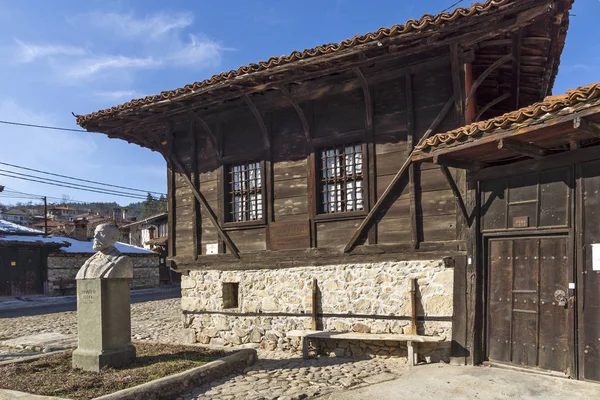 Rue et vieilles maisons dans la ville historique de Koprivshtitsa, Bulga — Photo