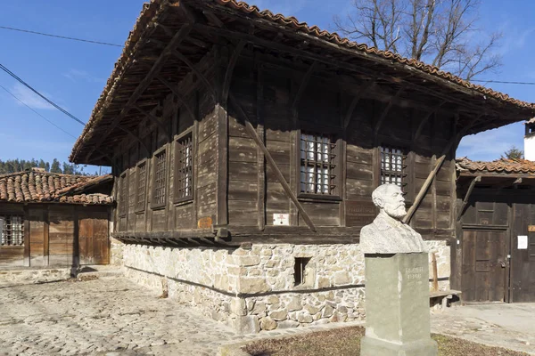 Calle y casas antiguas en la ciudad histórica de Koprivshtitsa, Bulga — Foto de Stock