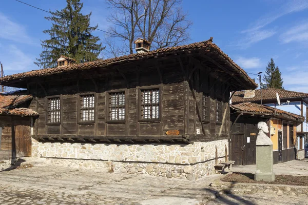 Calle y casas antiguas en la ciudad histórica de Koprivshtitsa, Bulga —  Fotos de Stock