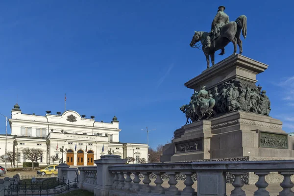 Denkmal für den Befreier des Zaren und Nationalversammlung in Sofia — Stockfoto