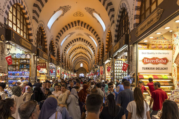 Рынок специй известен как Египетский базар в городе Стамбул, Турция
