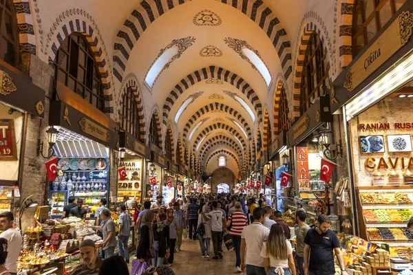 Mercado de especiarias conhecido como Bazar Egípcio na cidade de Istambul, Turquia — Fotografia de Stock